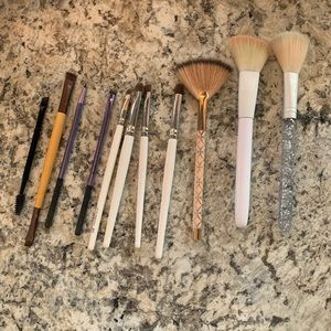 SET OF 11 BRUSHES